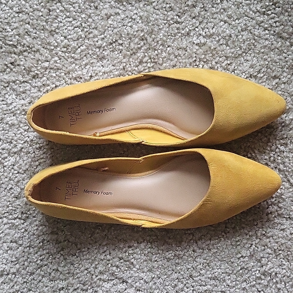 Time and Tru, Yellow pointed flats, Size 7